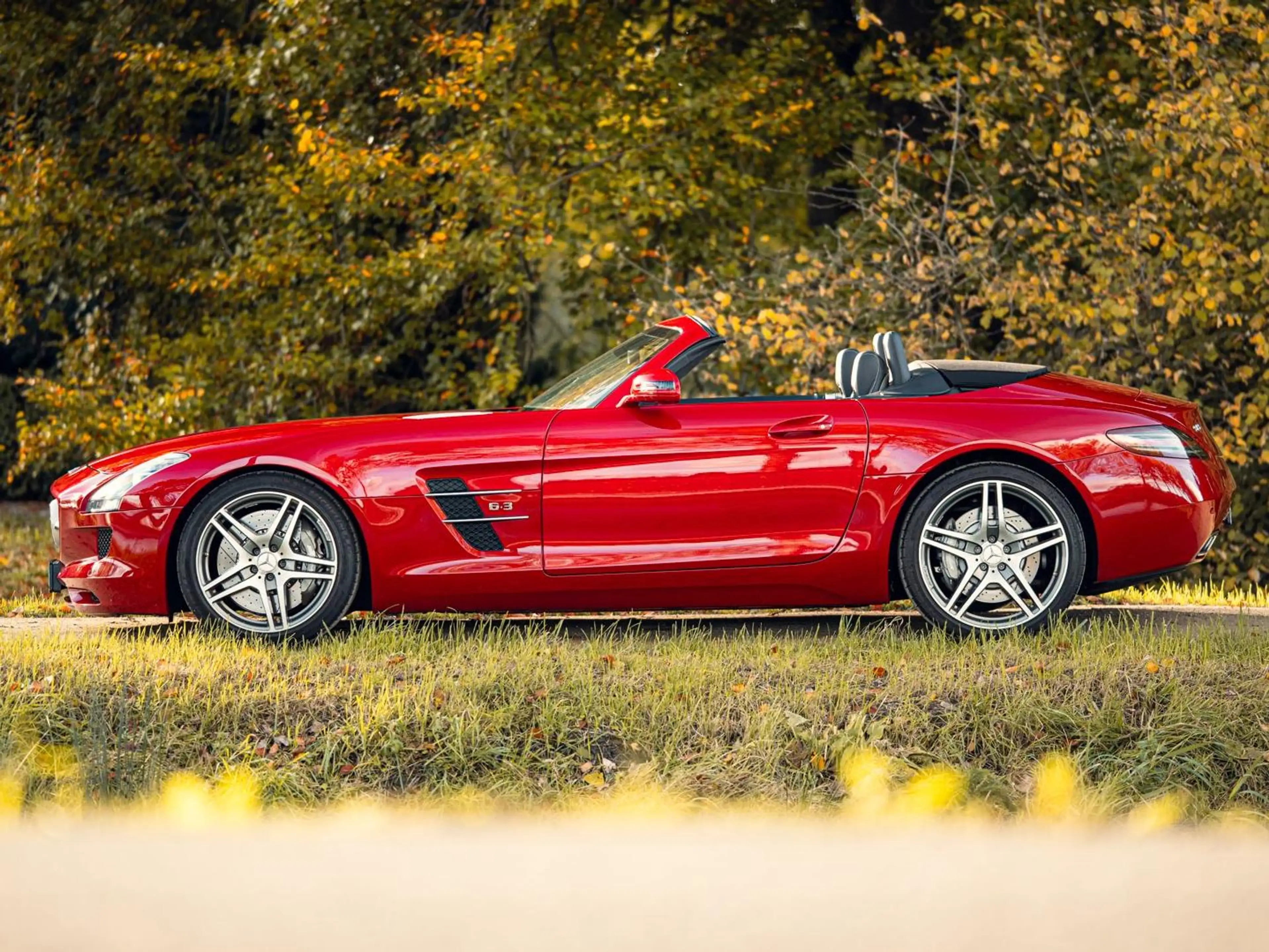 Mercedes-Benz SLS Roadster Le Mans Red — photo 12