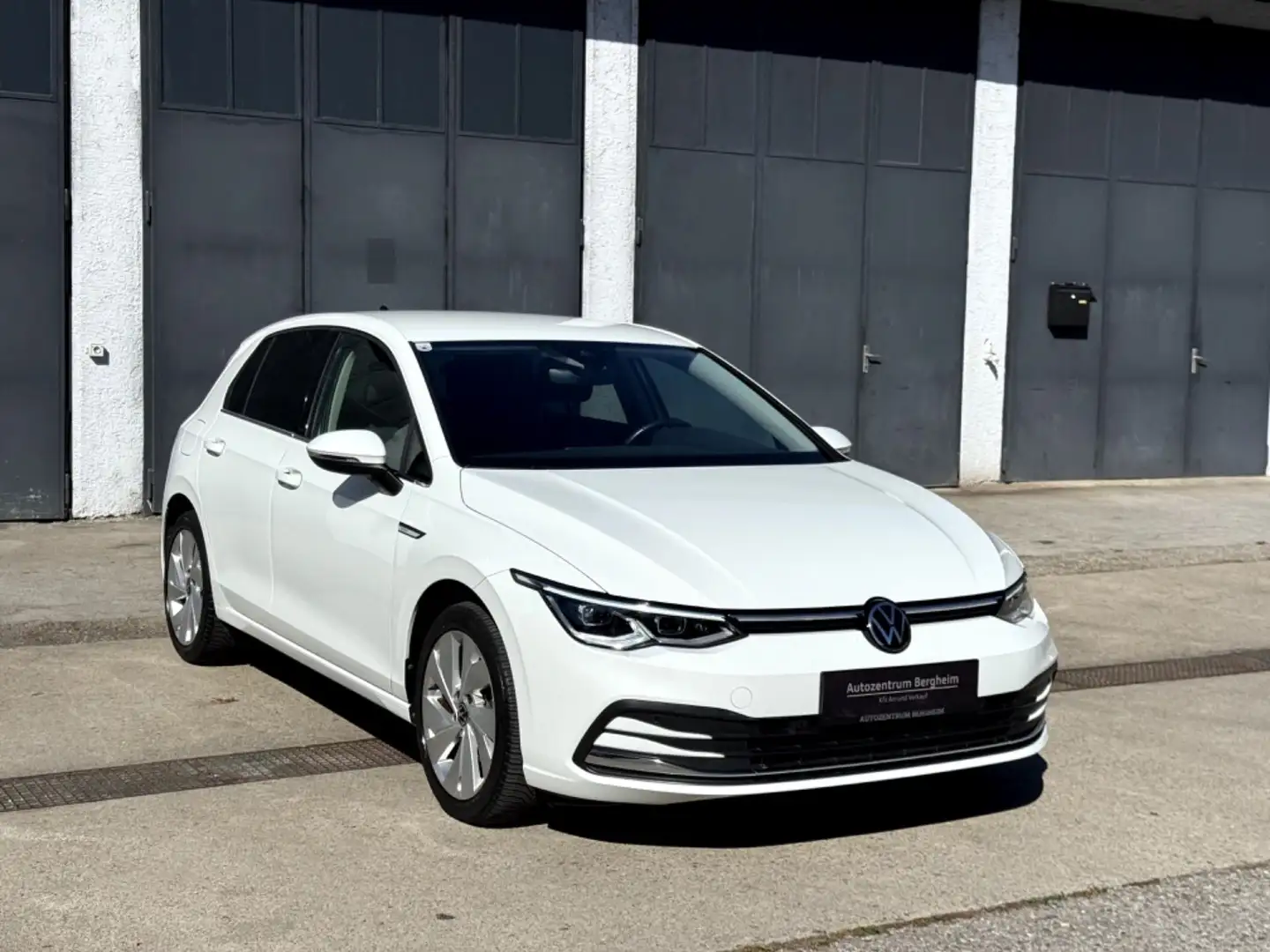 Volkswagen Golf 1,5 eTSI mHev Style DSG Weiß - 2