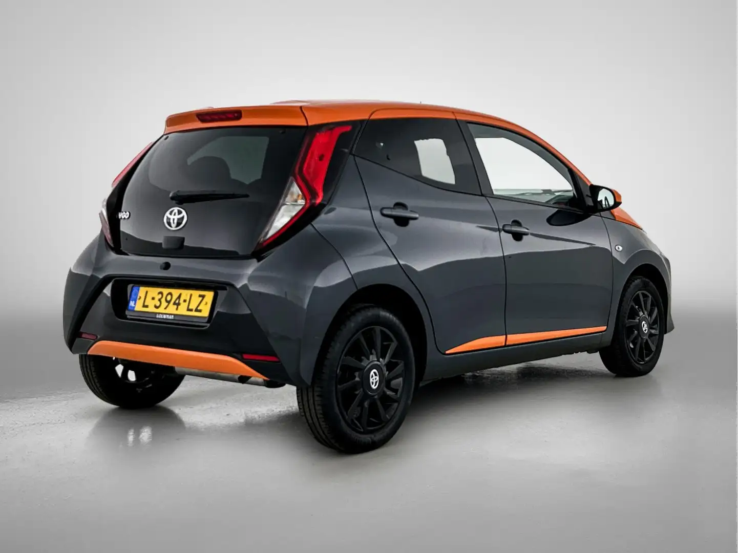 Toyota Aygo 1.0 VVT-i x-JBL | Camera | Airco | LM Velgen | Grijs - 2