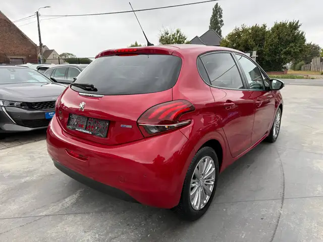 Peugeot 208 view 5
