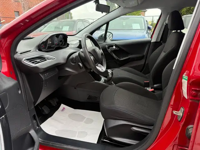 Peugeot 208 view 12