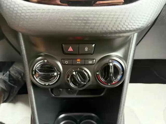 Peugeot 208 view 19