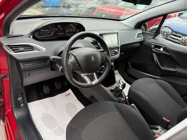 Peugeot 208 view 13