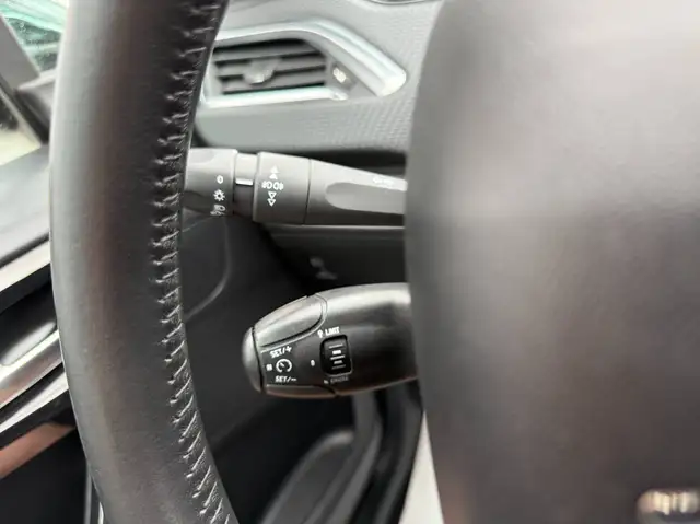 Peugeot 208 view 17