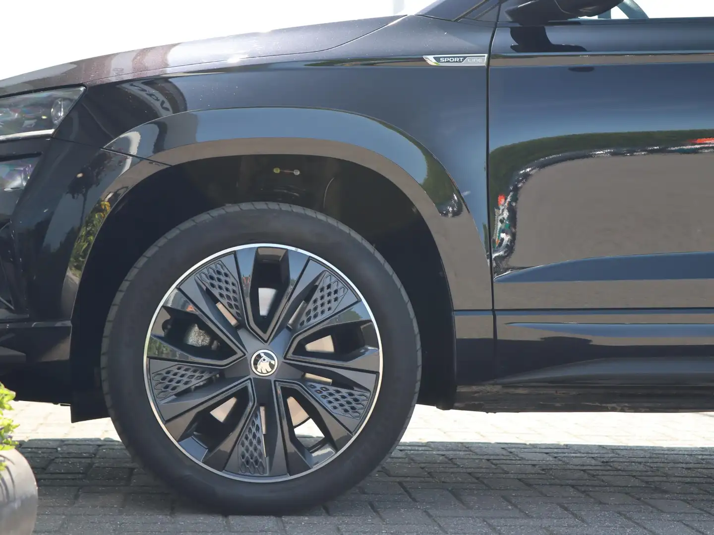 Skoda Karoq 1.5 TSI 150 pk DSG ACT Sportline Business | Panora Zwart - 2
