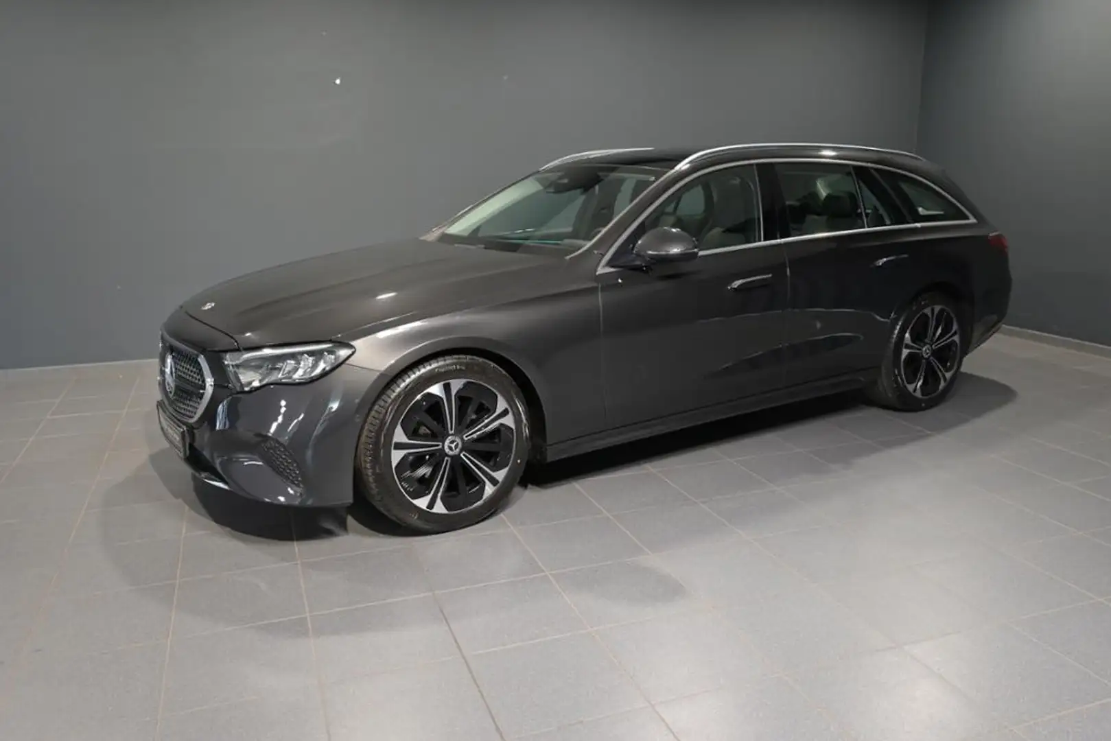 Mercedes-Benz E 220 d T Pano SpurW W-Paket PDC SHZ LED SpurH Grau - 1