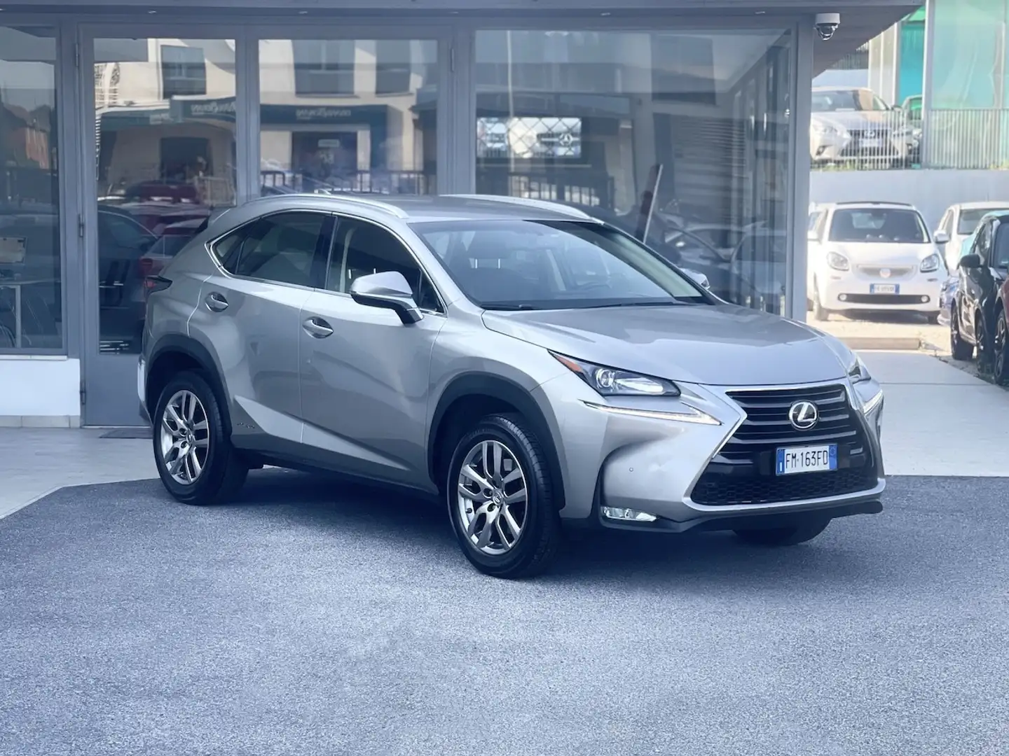 Lexus NX 300 2.5 Hybrid 155CV 4WD E6 Automatica - 2017 Stříbrná - 1