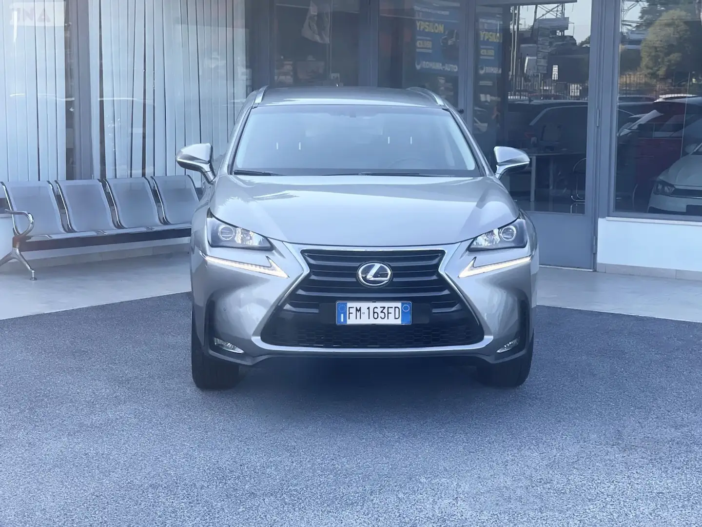 Lexus NX 300 2.5 Hybrid 155CV 4WD E6 Automatica - 2017 Stříbrná - 2