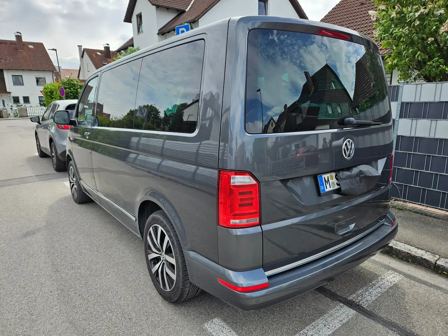 Volkswagen T6 Multivan Multivan DSG Kurz Generation Six Schwarz - 2