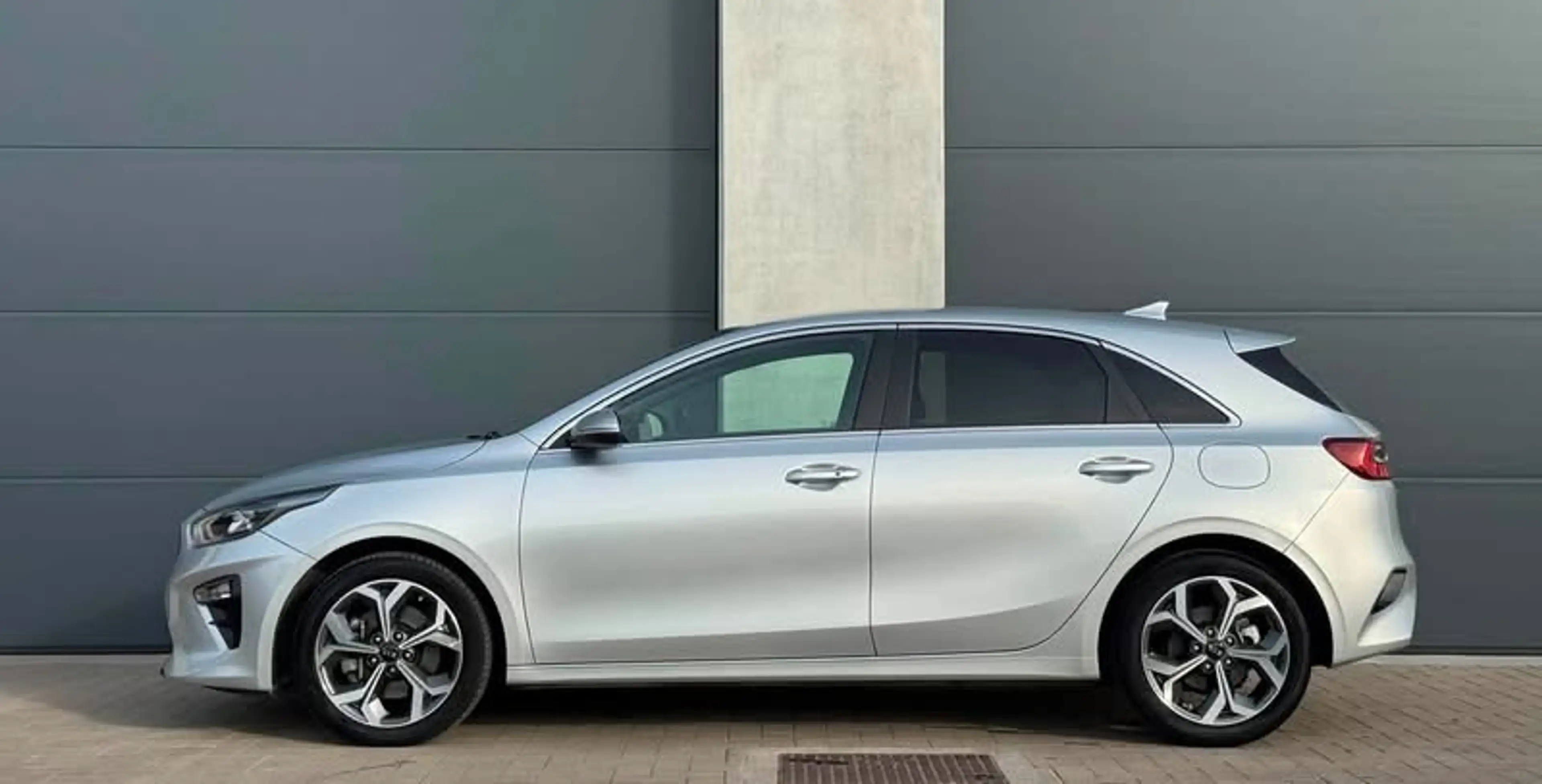 Kia Ceed / cee'd 1.0 T-GDi / 22 000 km / 2019 / — photo 4