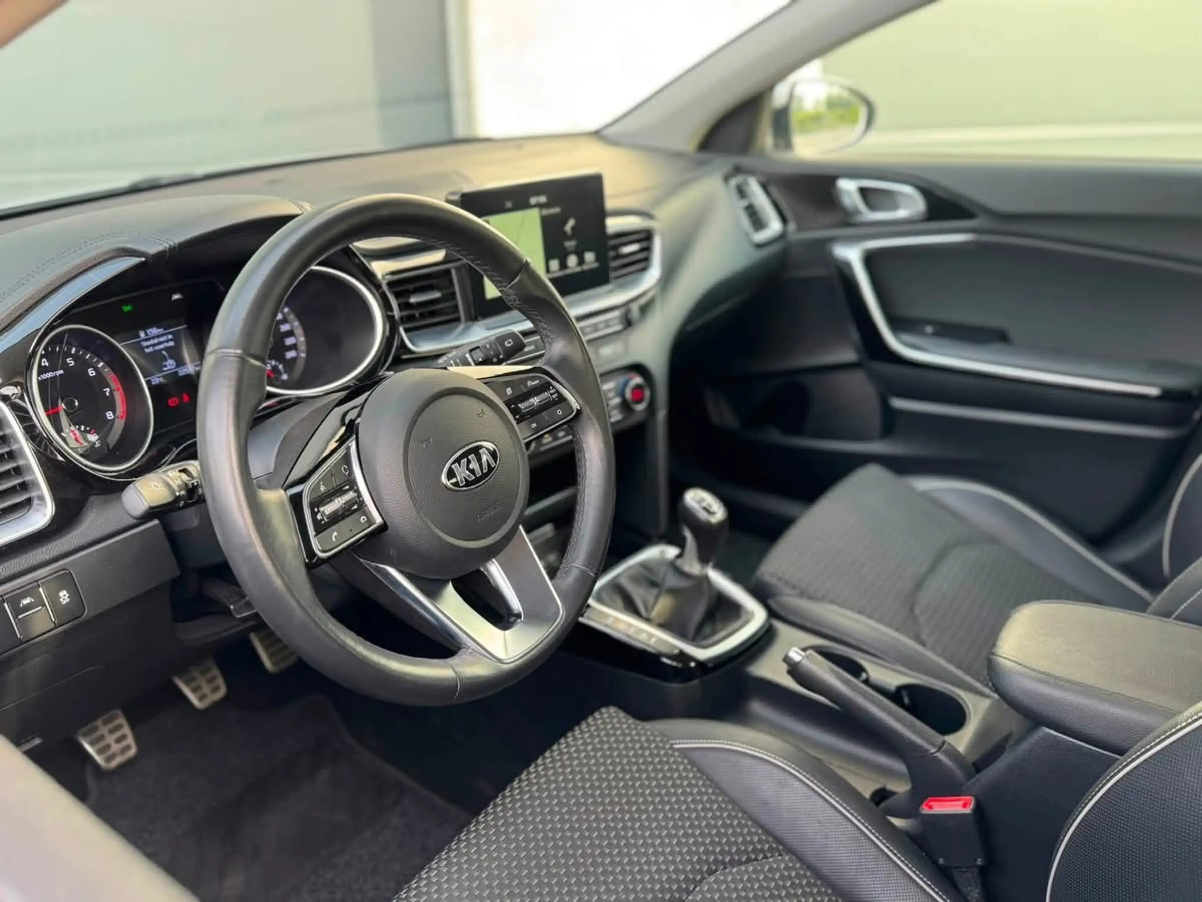 Kia Ceed / cee'd 1.0 T-GDi / 22 000 km / 2019 / — photo 9