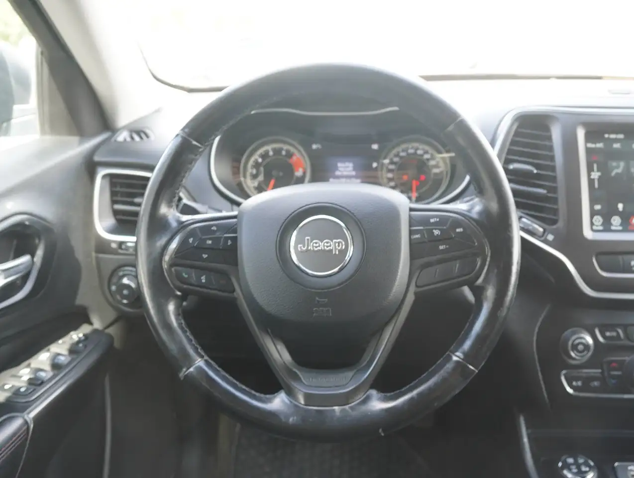 Jeep Cherokee снимка Jeep Cherokee