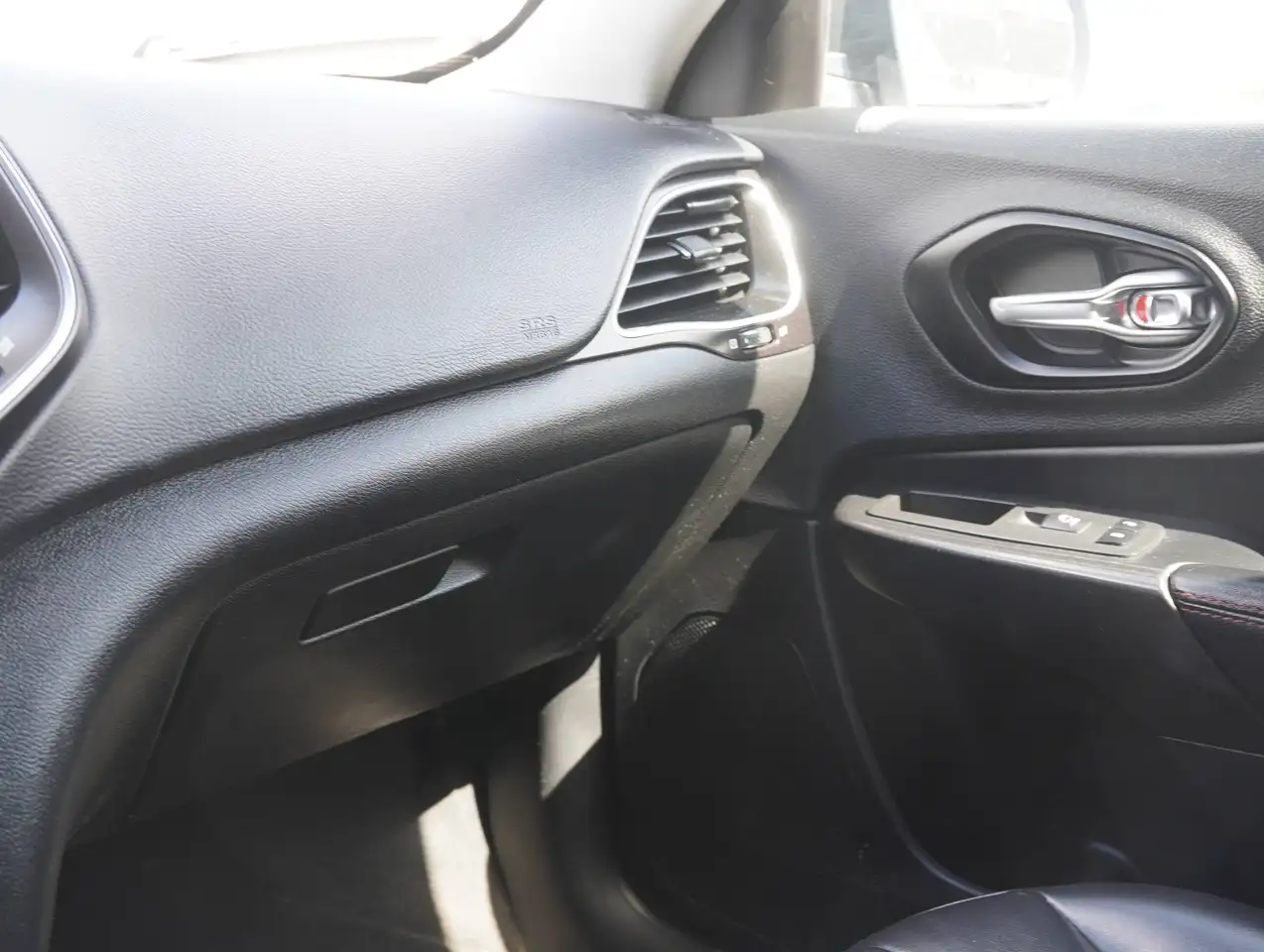 Jeep Cherokee снимка Jeep Cherokee