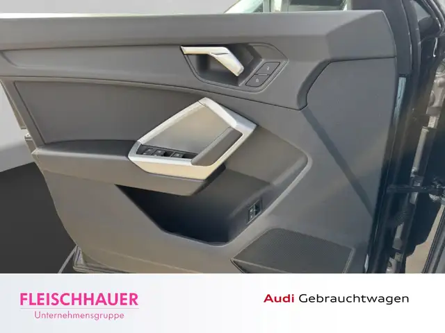 Audi Q3 view 12
