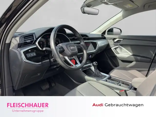 Audi Q3 view 9