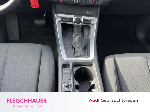 Audi Q3 view 15