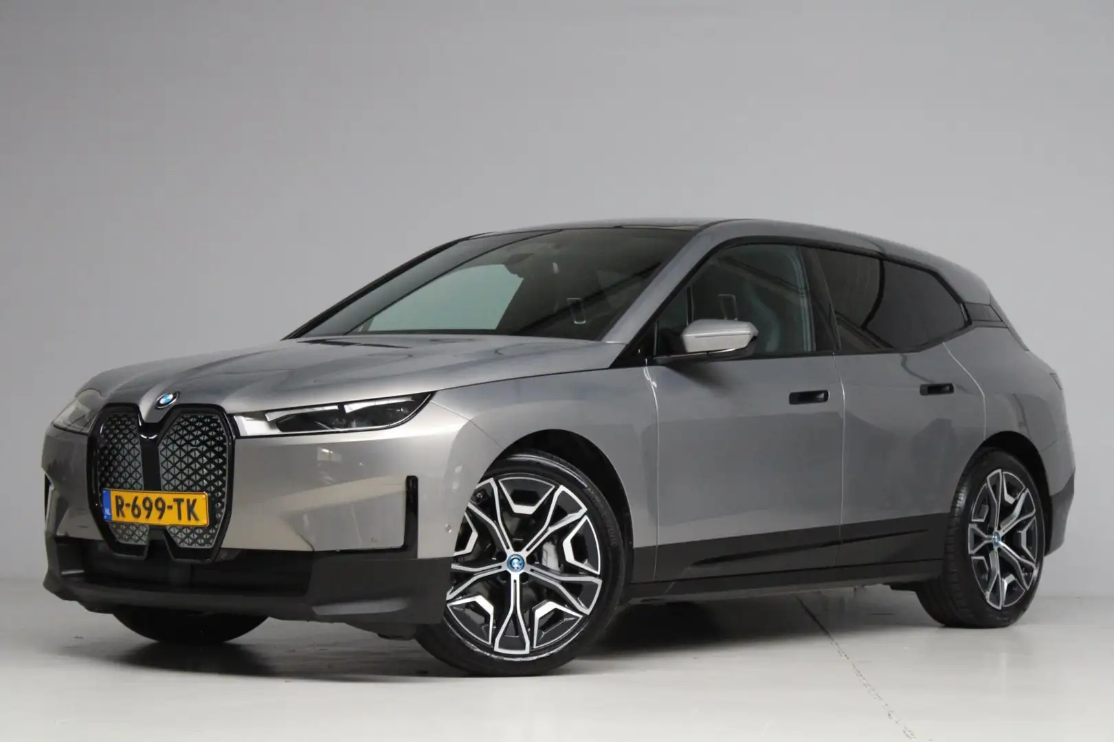 BMW iX XDrive50 | panoramadak skylounge | luchtvering | s Gris - 1