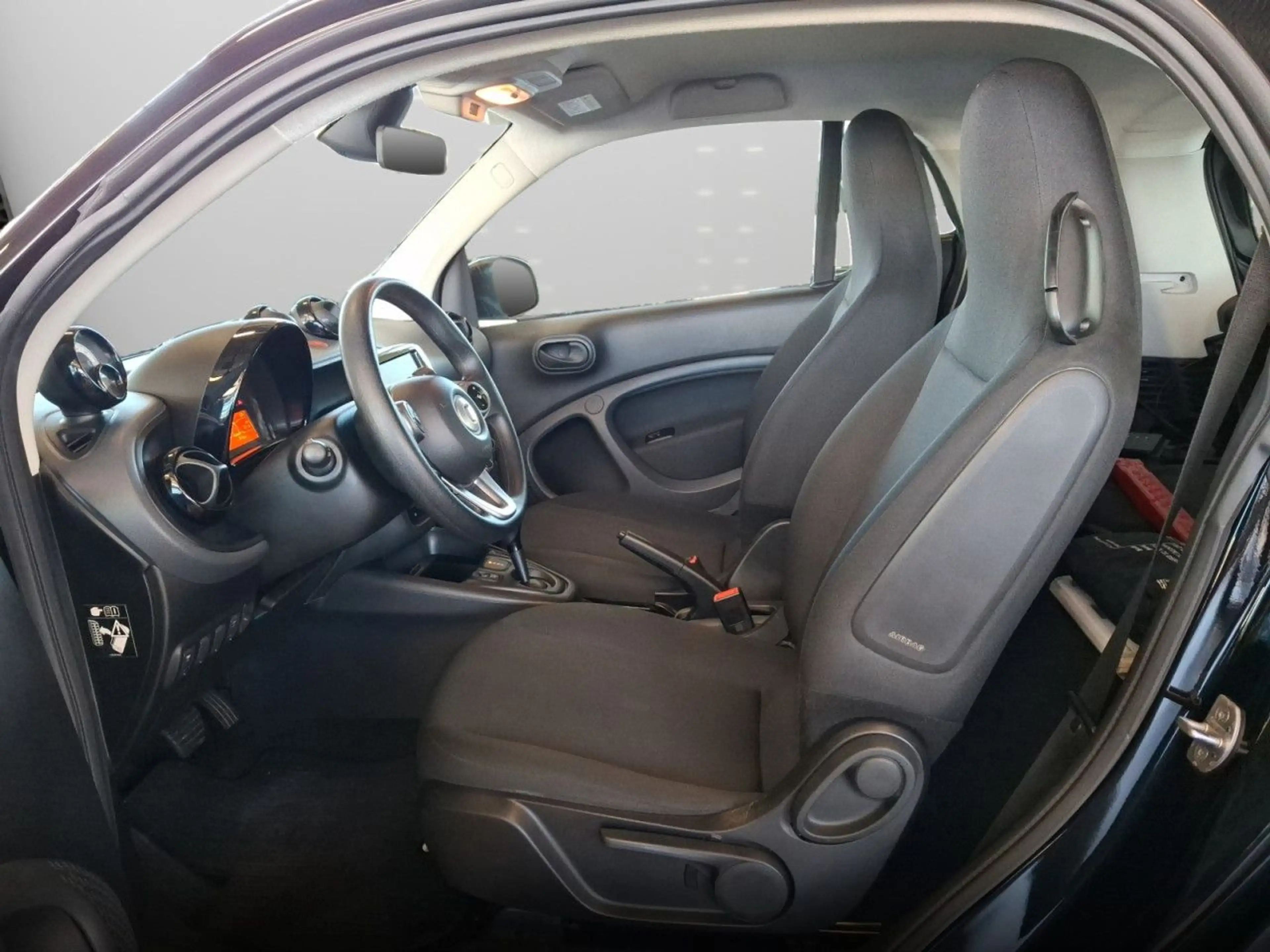 smart forTwo coupé 60kWed PDC Dig Radio Tempom Klima — photo 11