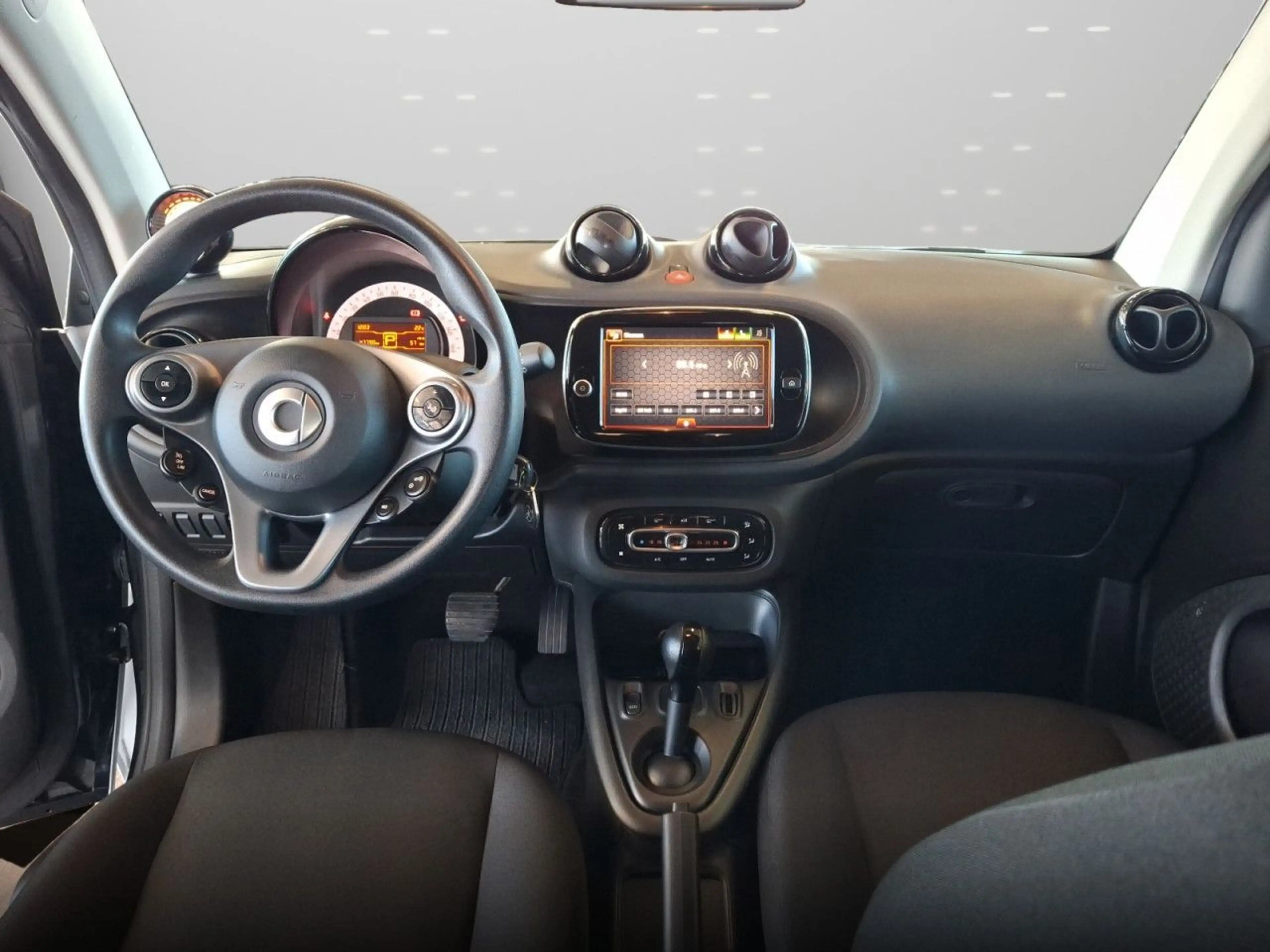 smart forTwo coupé 60kWed PDC Dig Radio Tempom Klima — photo 15