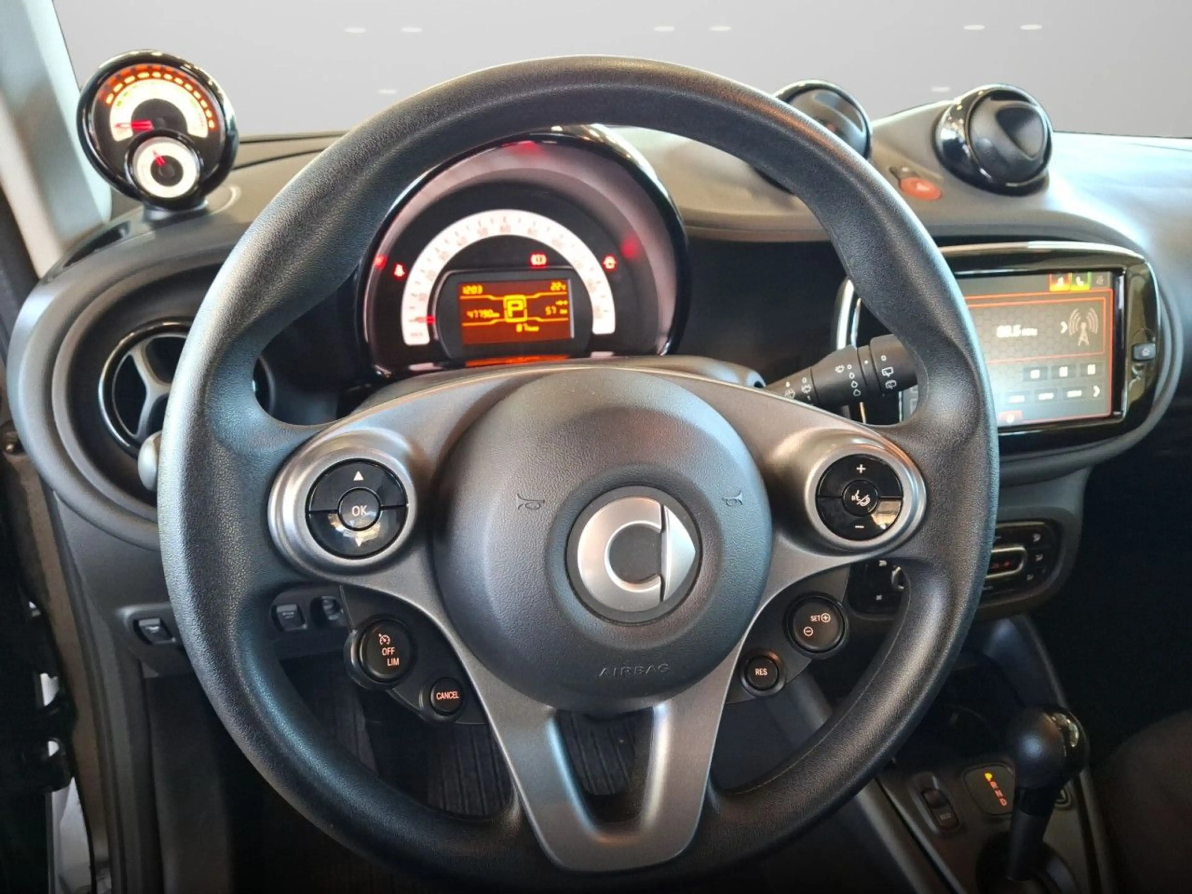 smart forTwo coupé 60kWed PDC Dig Radio Tempom Klima — photo 14