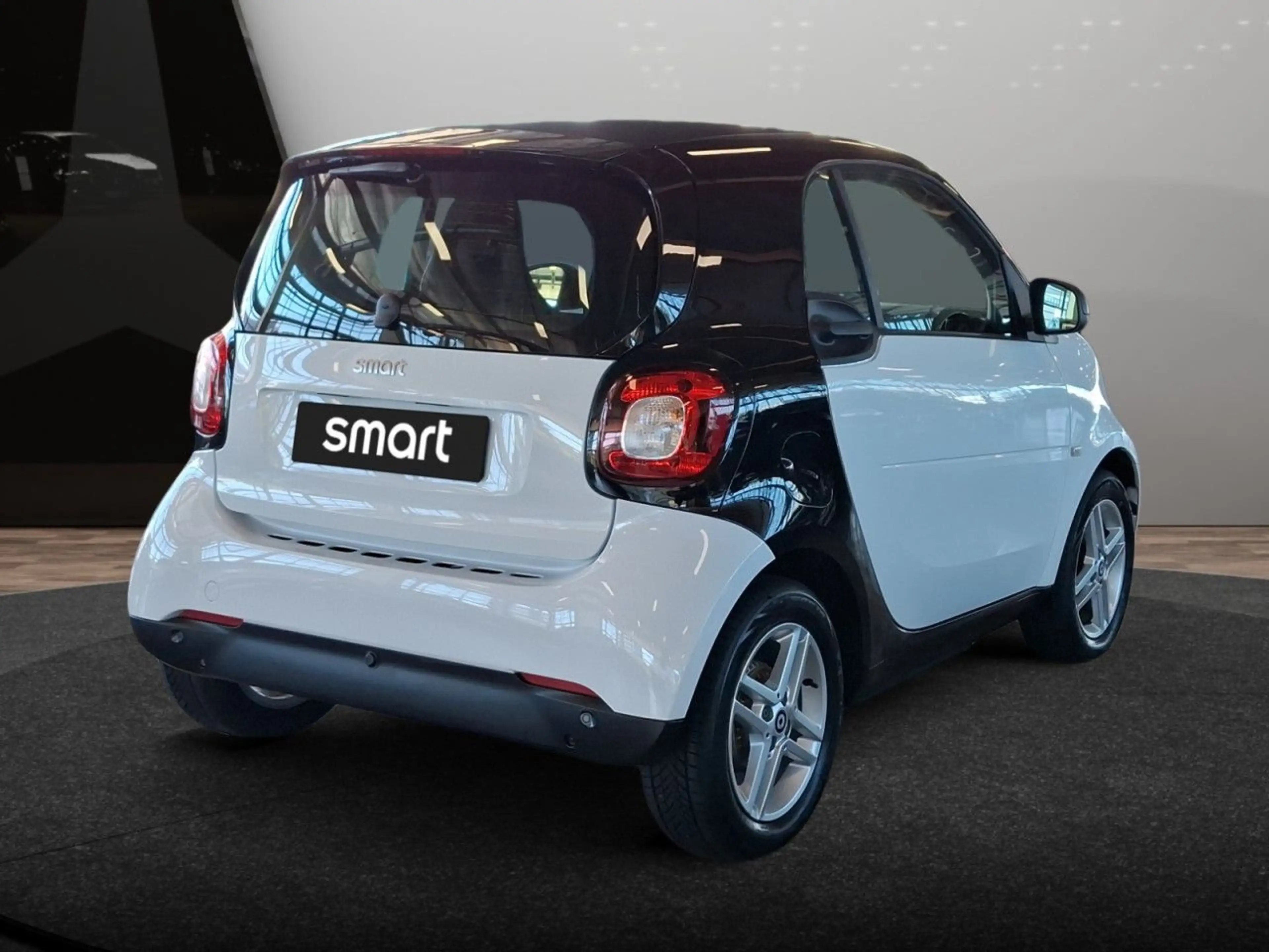 smart forTwo coupé 60kWed PDC Dig Radio Tempom Klima — photo 8