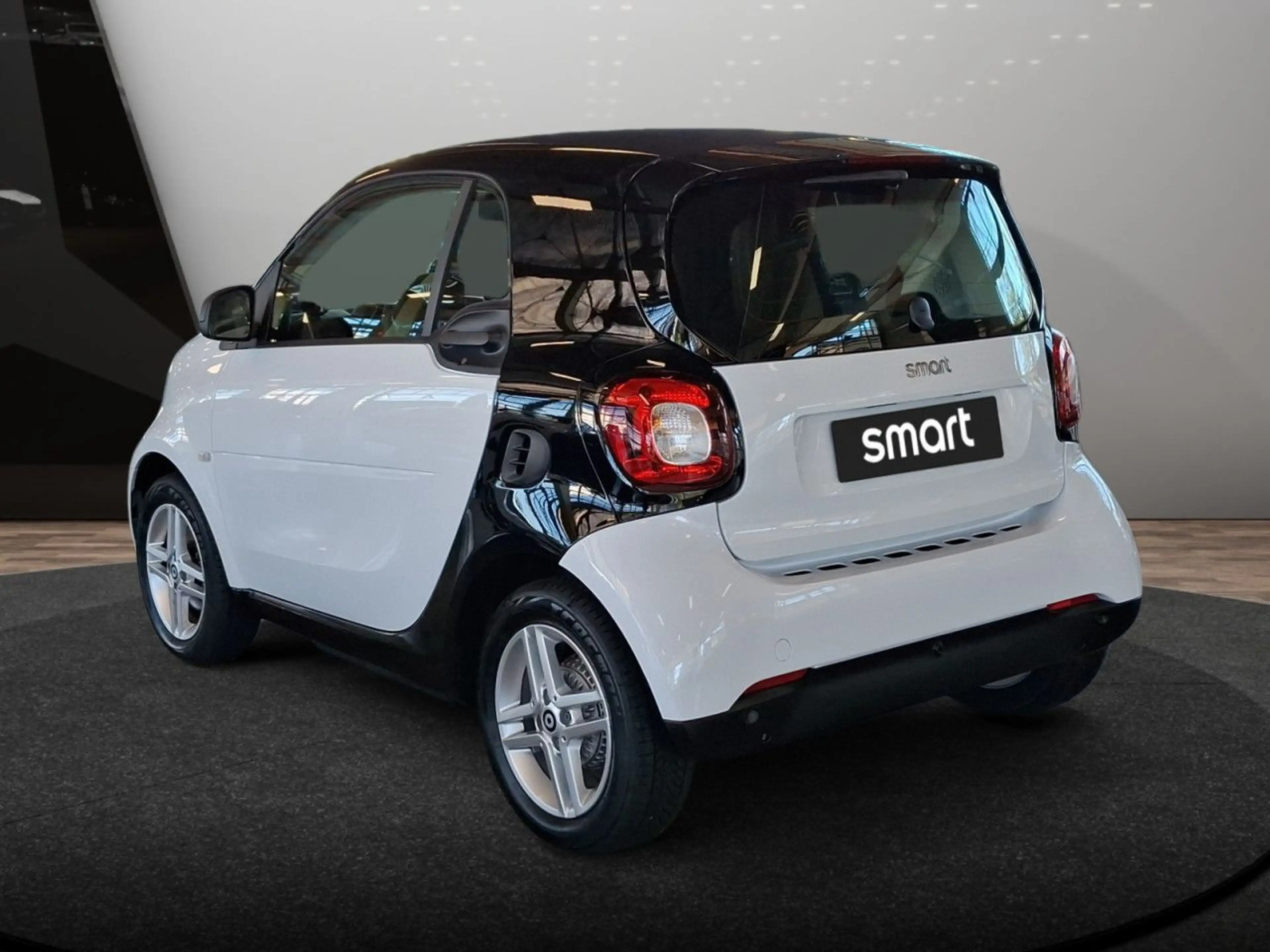smart forTwo coupé 60kWed PDC Dig Radio Tempom Klima — photo 10