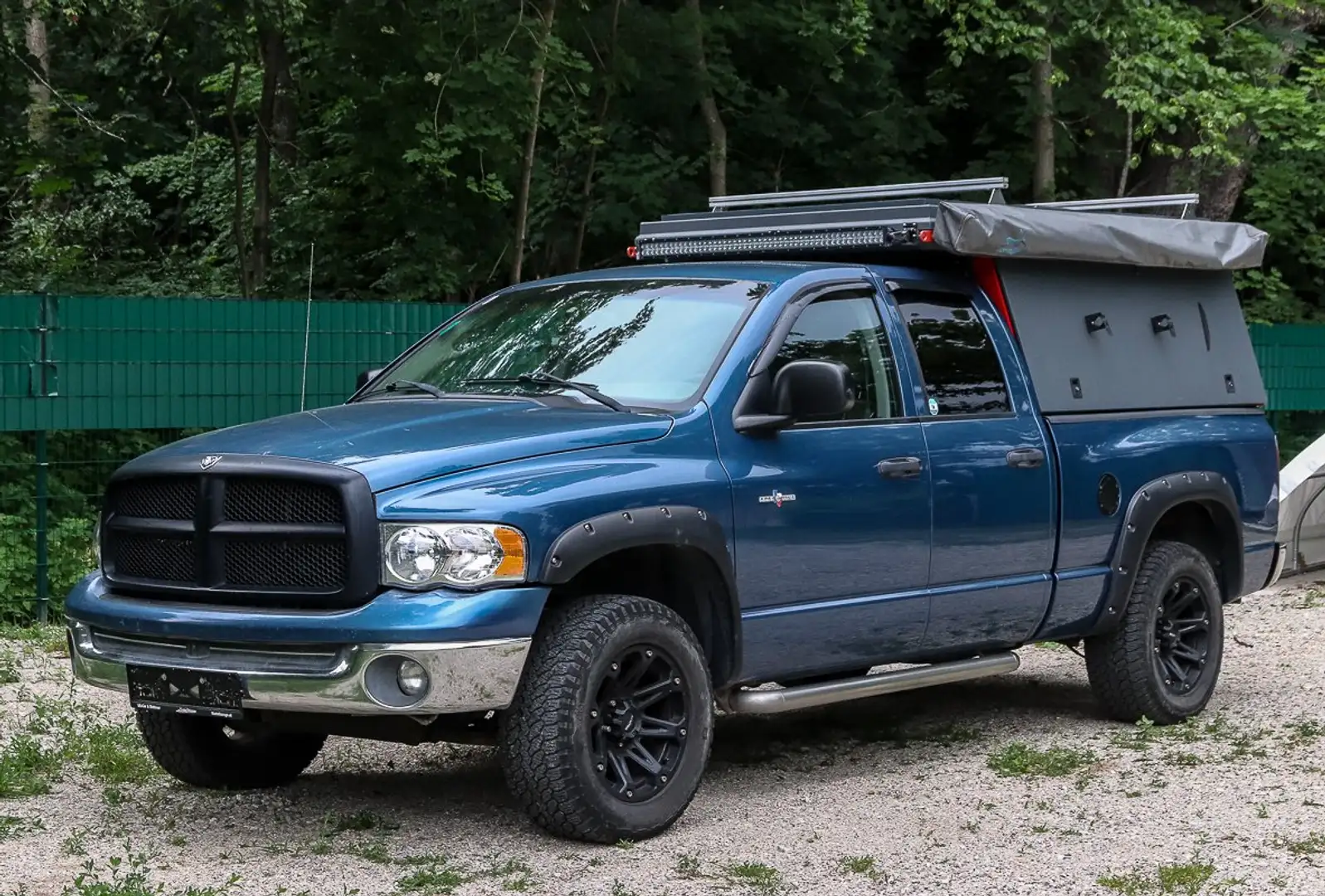 Dodge RAM 1500 Hemi mit Camping Aufbau Blau - 1