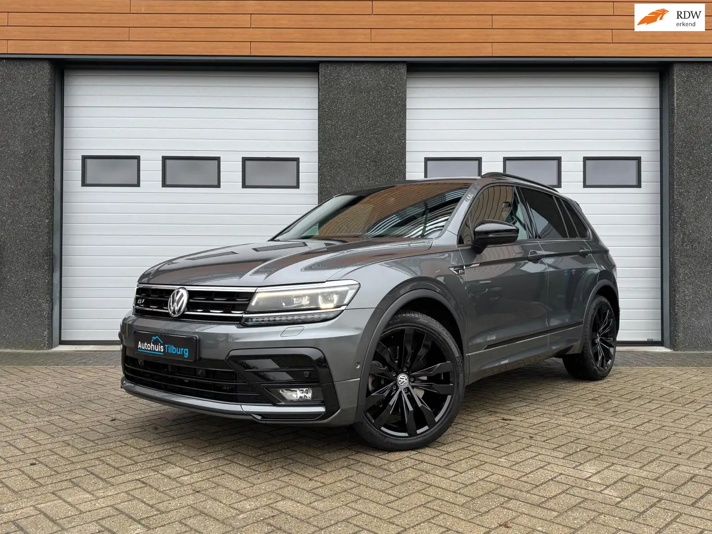 Volkswagen Tiguan 2.0 TSI 4Motion 3x R-Line Pano Trekhaak Keyless Gris - 1