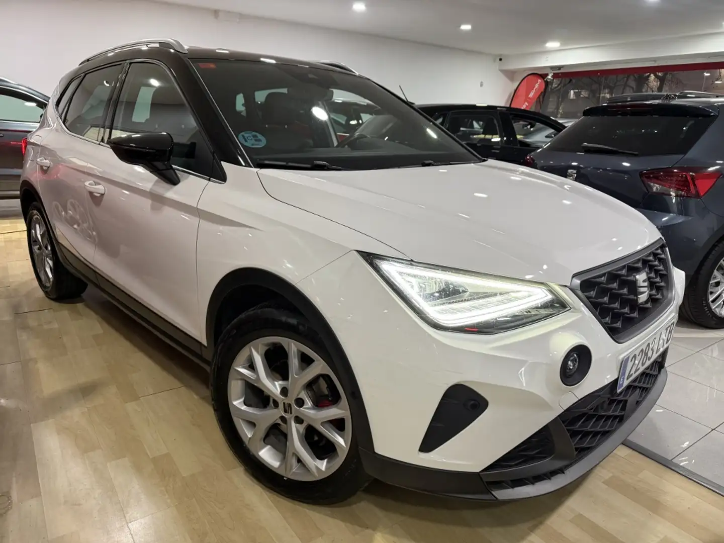 SEAT Arona 1.0 TSI S&S FR 110 Weiß - 1