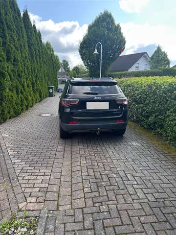 Imagine Jeep Compass Limited FWD mit Panoramadach!