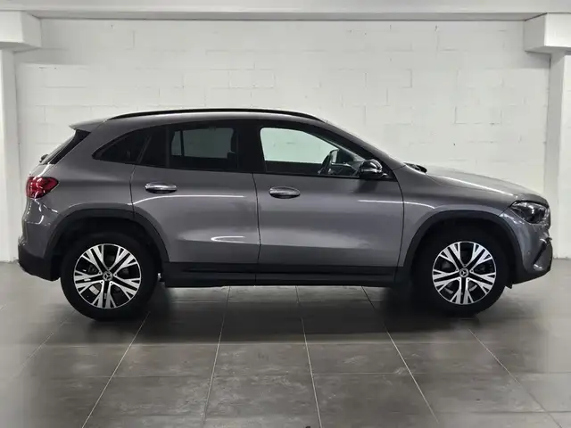 Mercedes-Benz Gla view 3