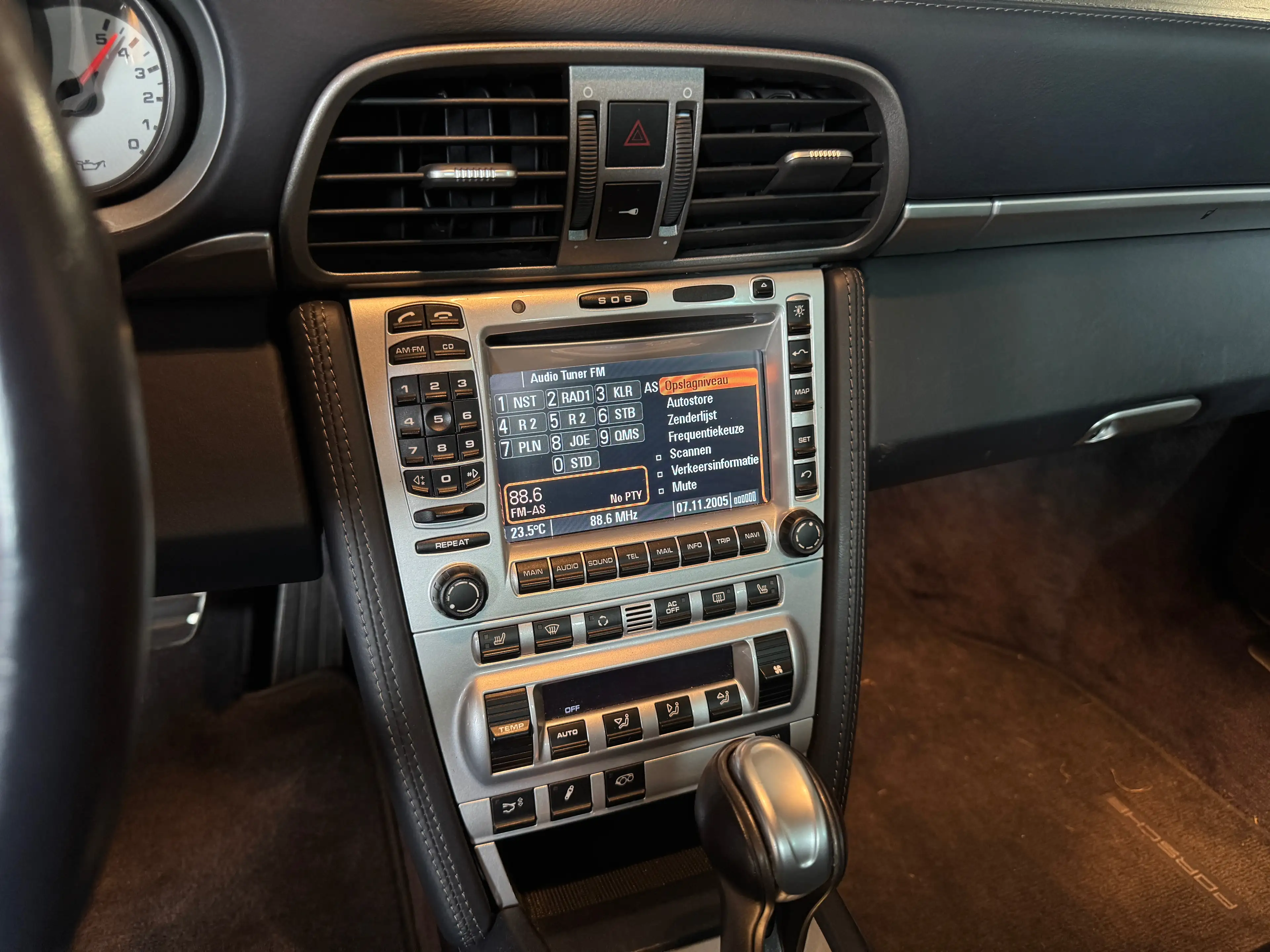 Porsche 911 Carrera 4 Cabriolet 3.6i Tiptronic S — photo 11