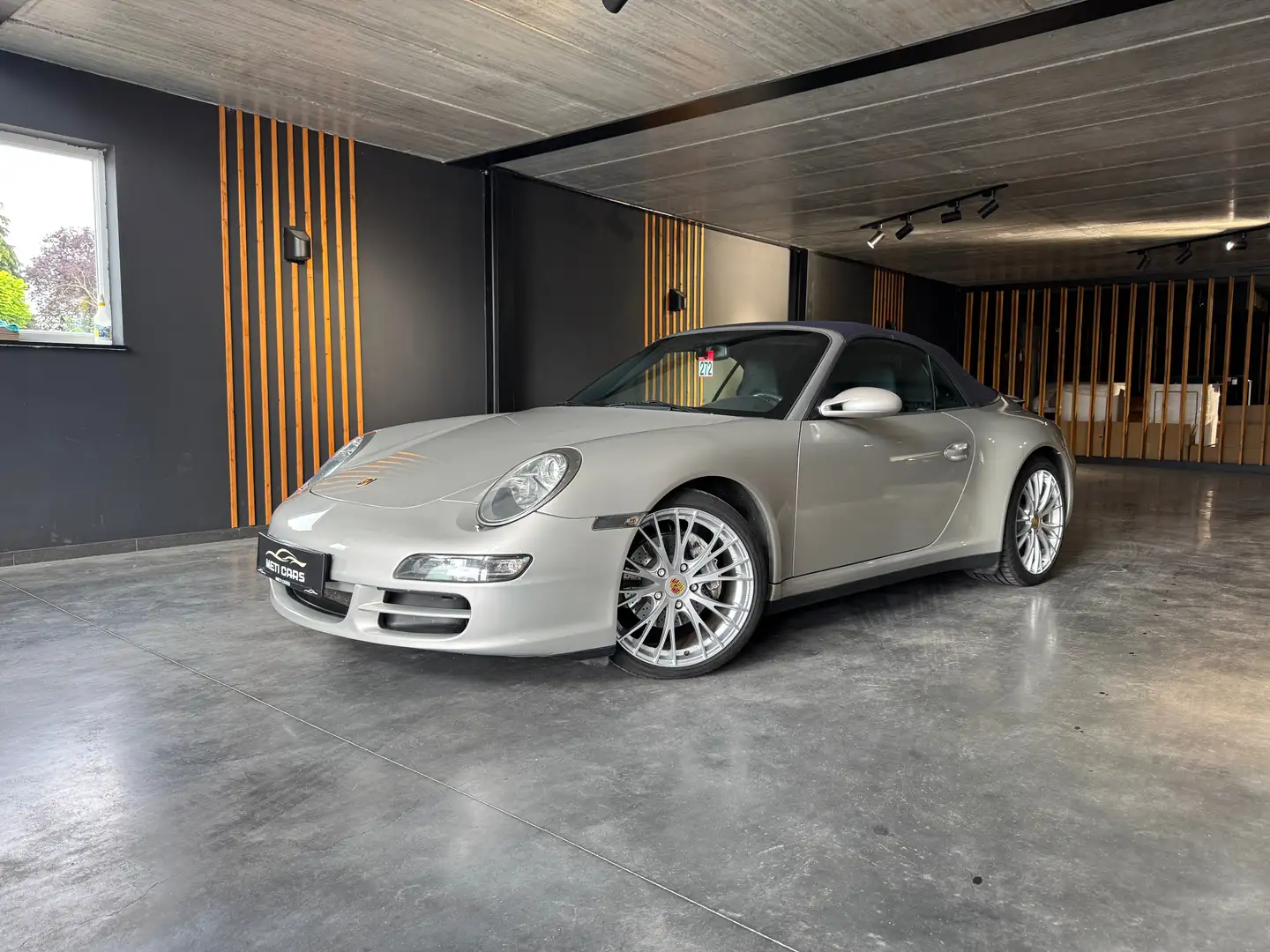 Porsche 911 Carrera 4 Cabriolet 3.6i Tiptronic S Grijs - 2