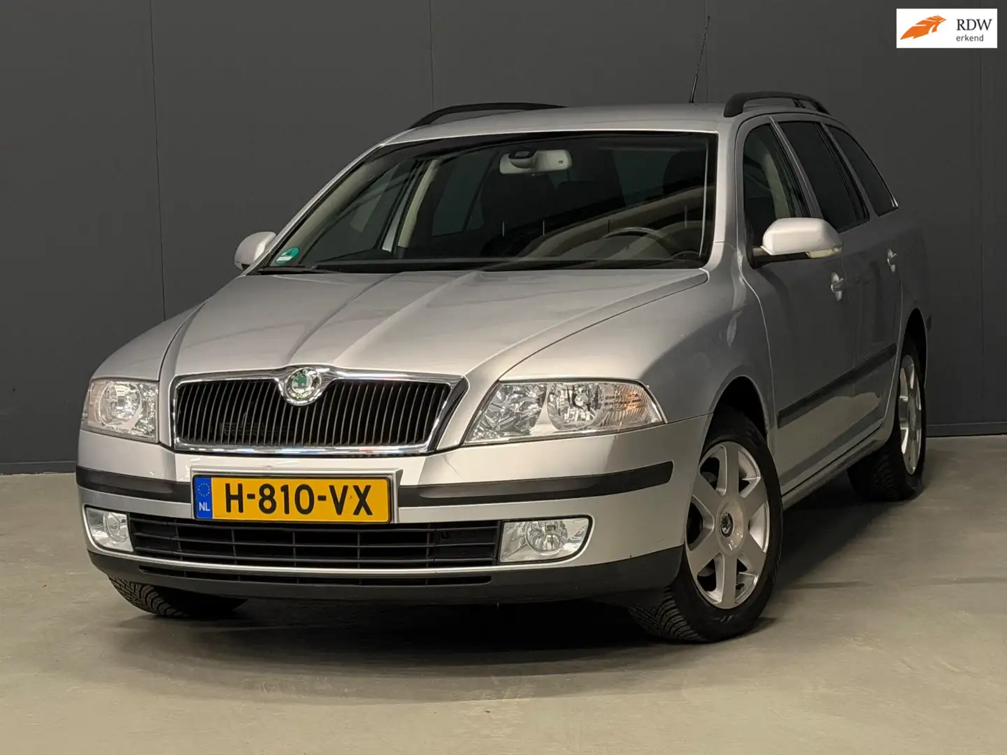 Skoda Octavia Combi 1.6 Ambiente Attractive Business AUTOMAAT AI Gris - 1