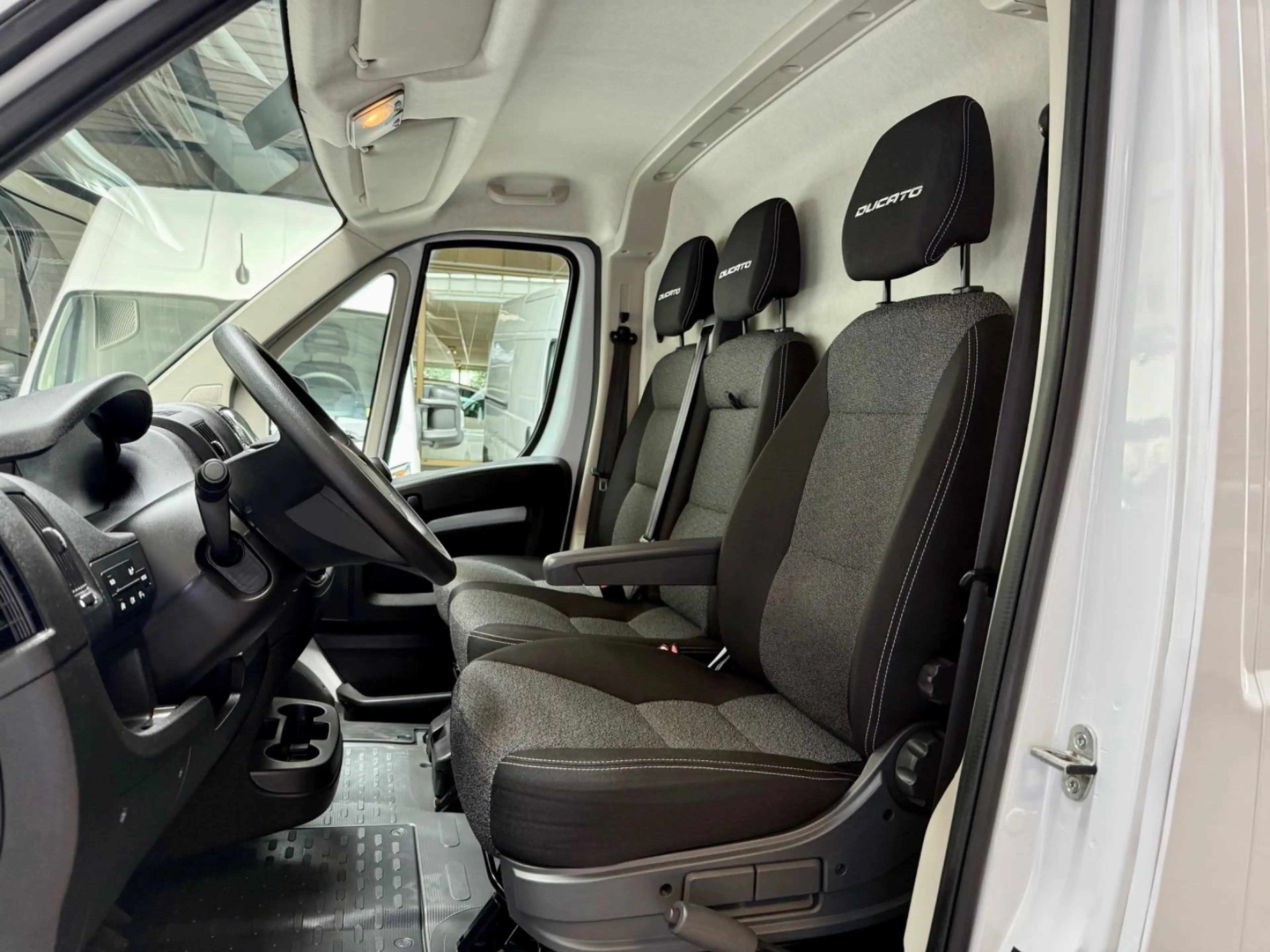Fiat Ducato 2.3 D L2H2 3,3t KLIMA 3-SITZE PDC VERKLEI — photo 13