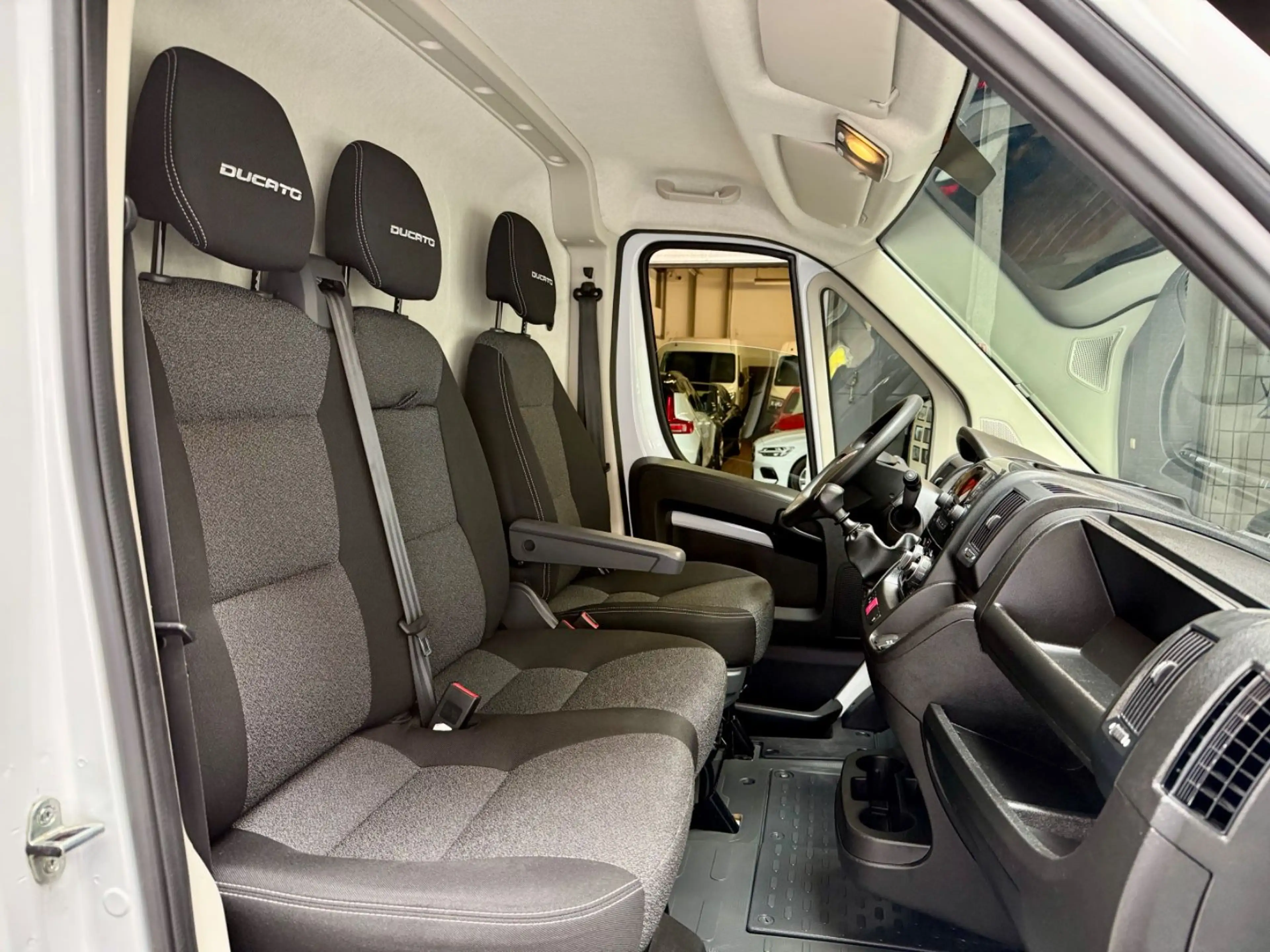 Fiat Ducato 2.3 D L2H2 3,3t KLIMA 3-SITZE PDC VERKLEI — photo 15