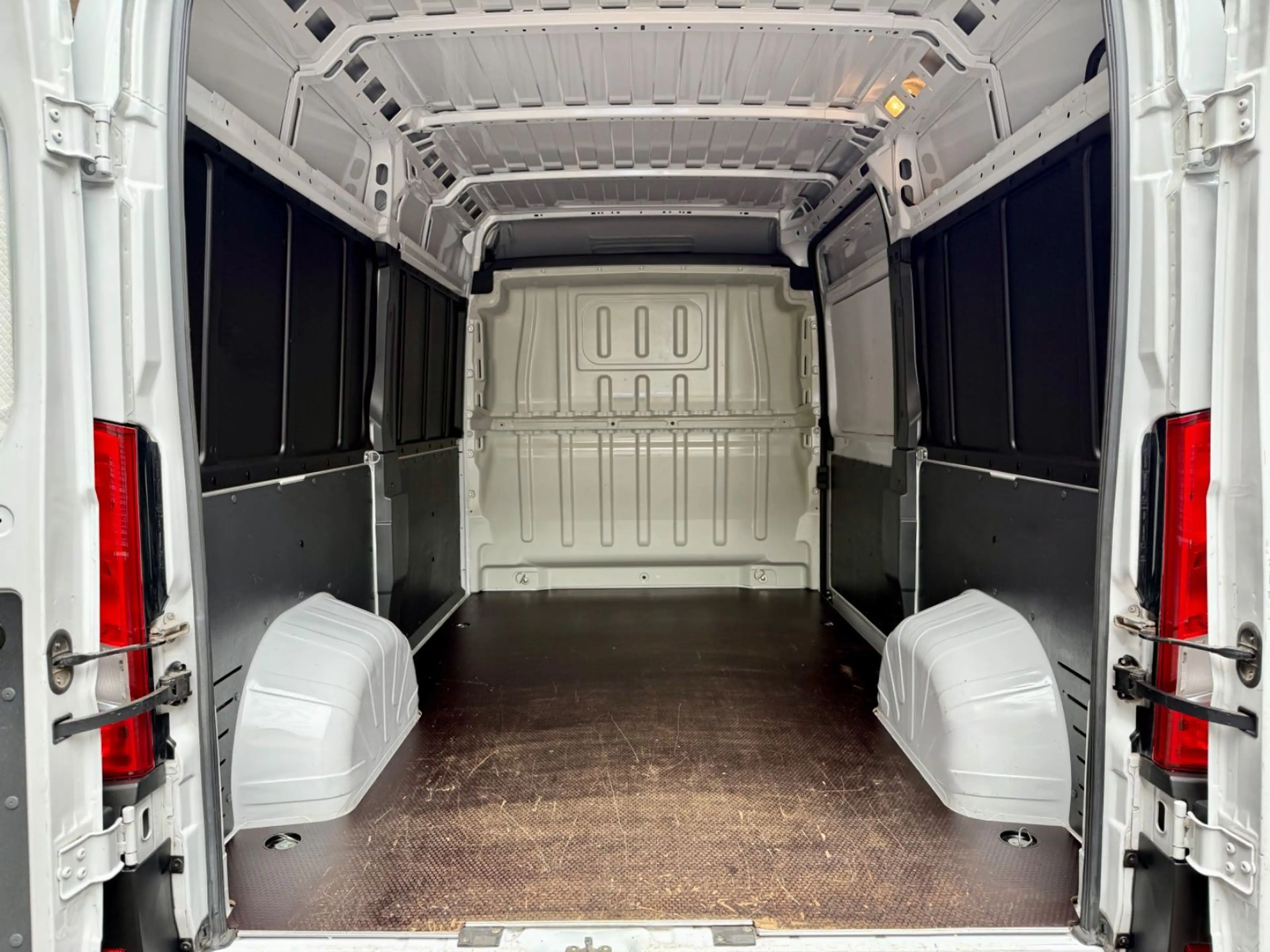 Fiat Ducato 2.3 D L2H2 3,3t KLIMA 3-SITZE PDC VERKLEI — photo 9