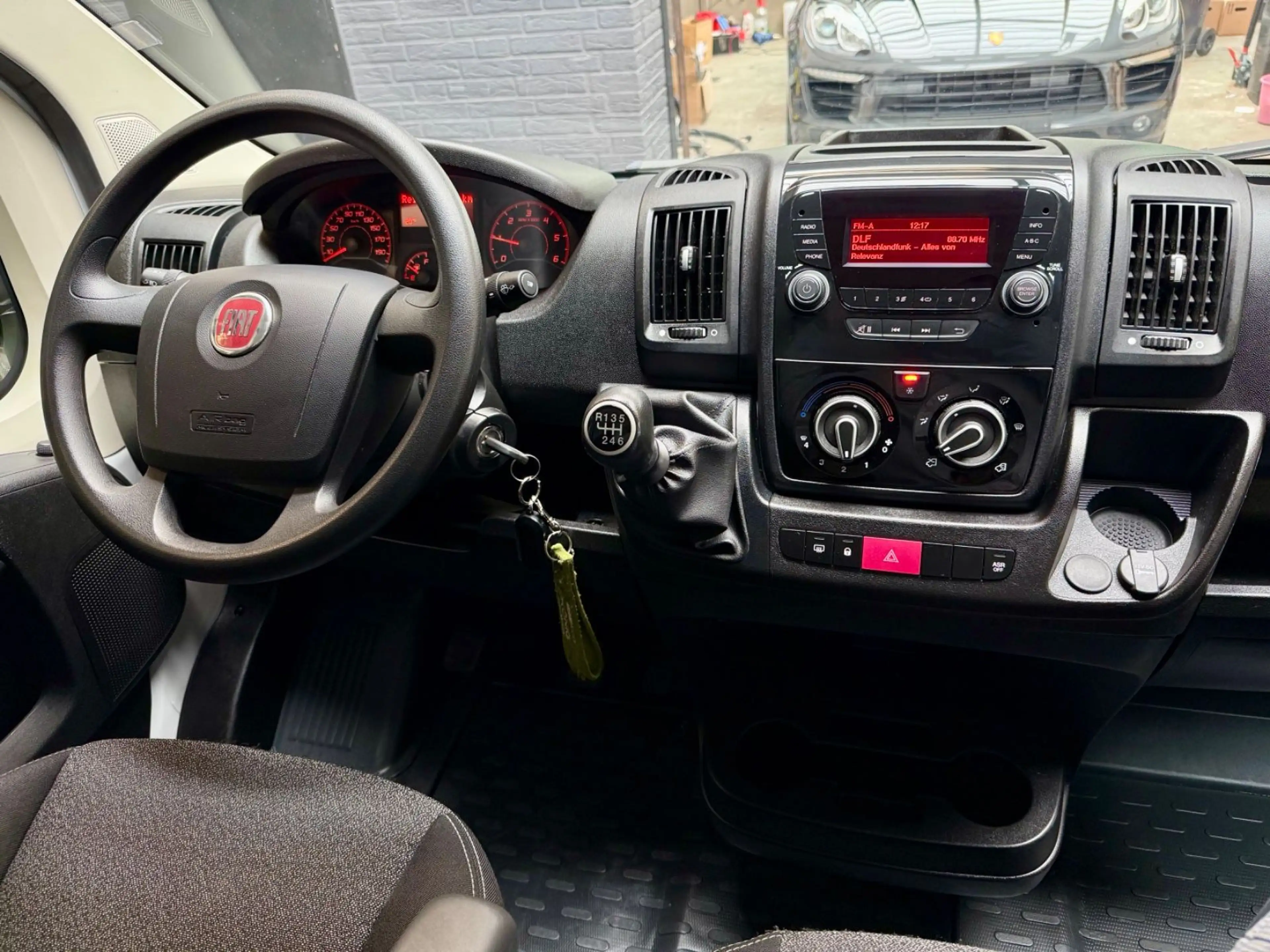 Fiat Ducato 2.3 D L2H2 3,3t KLIMA 3-SITZE PDC VERKLEI — photo 14