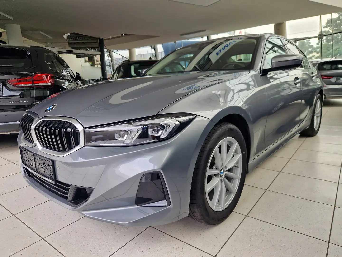 BMW 318 i Aut. Neuzustand -BMW Mitarbeiter Driving Assist. Grau - 1