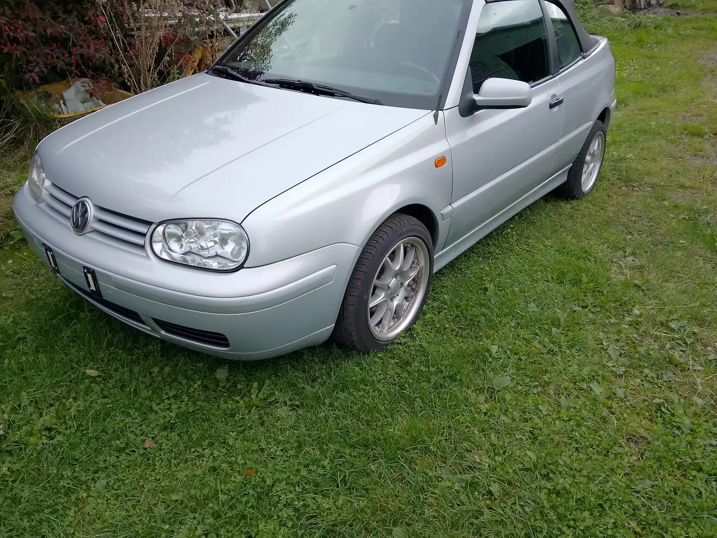 Volkswagen Golf Cabriolet Golf Cabrio 1.8 Classicline Серебристый - 1