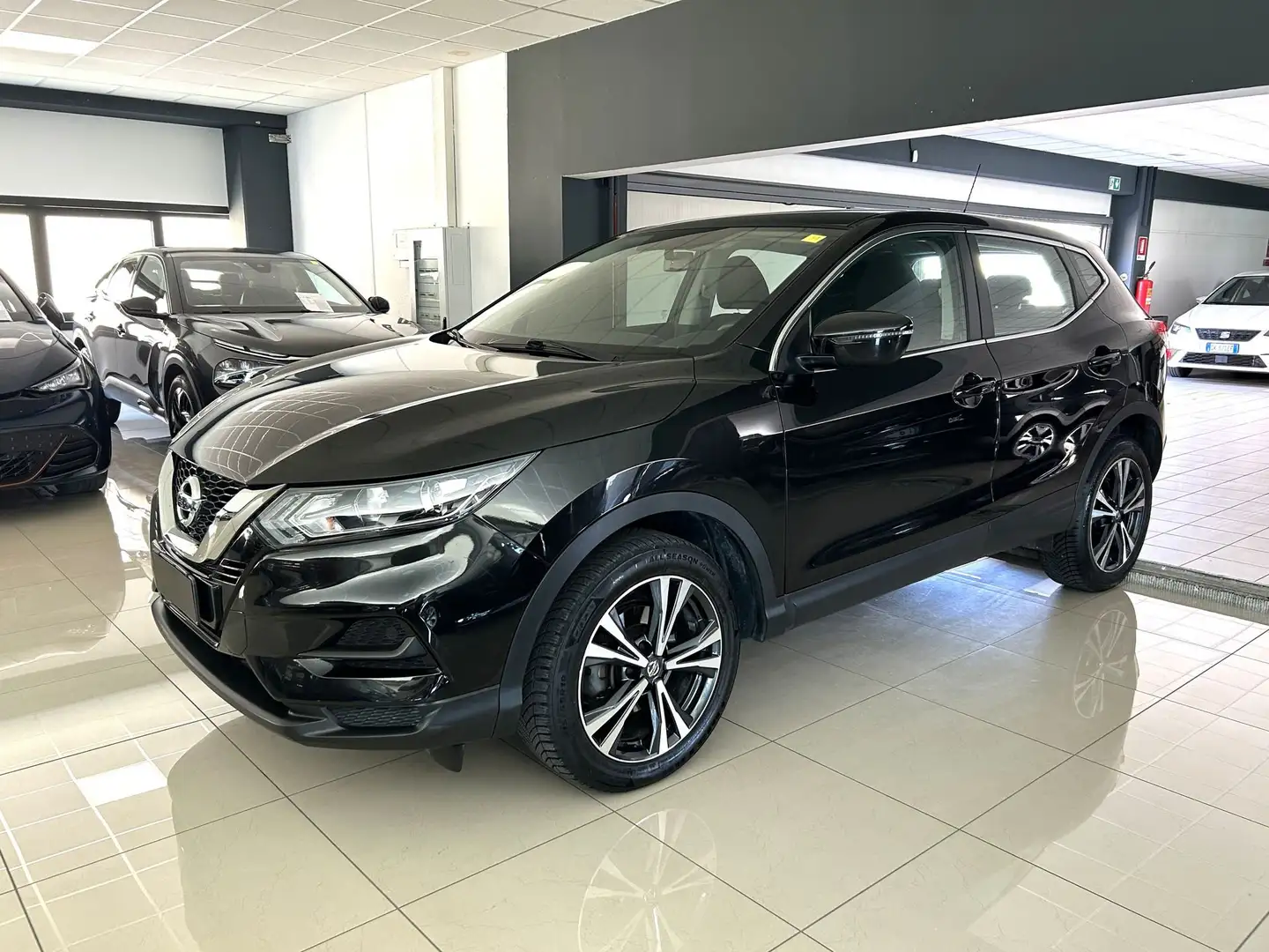 Nissan Qashqai 1.2 DIG-T Visia Nero - 1