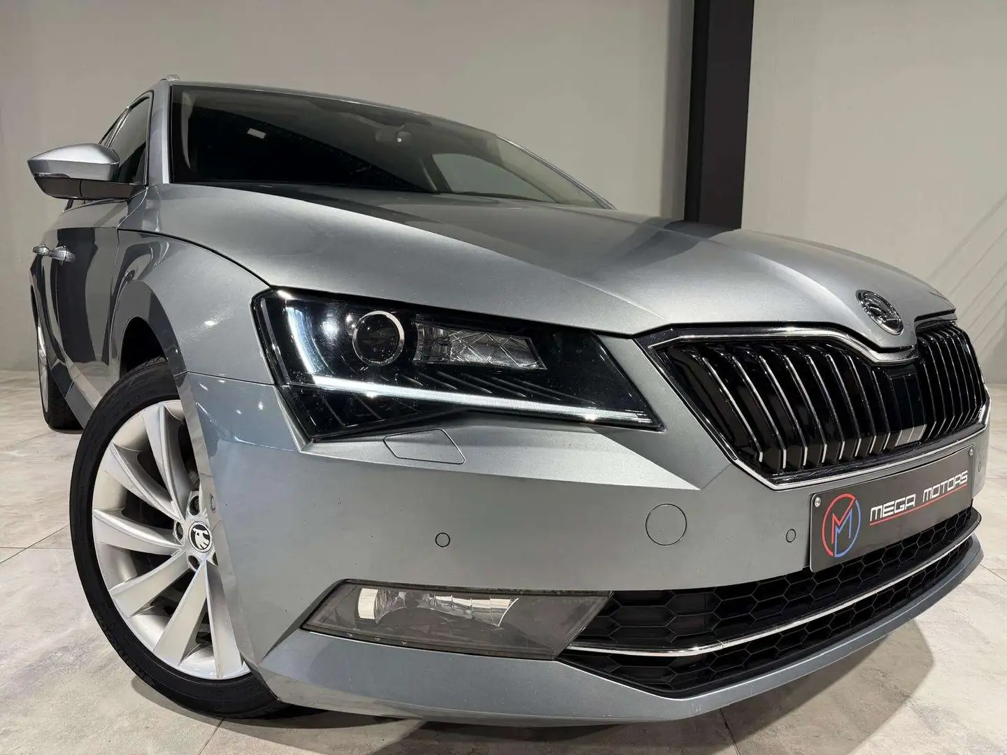 Skoda Superb 1.4 TSi 150CV B.AUTO CRUiSE ADAPT KEYLESS CARPLAY+ Gris - 1