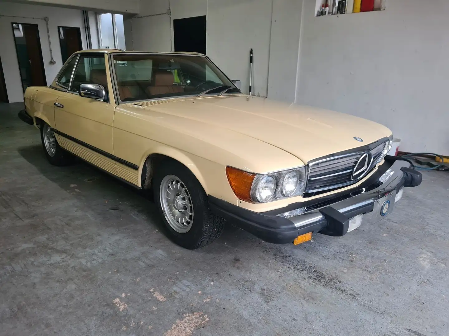 Mercedes-Benz SL 380 USA California. Beige - 1