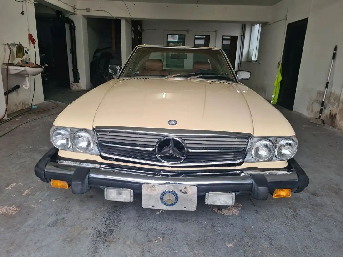 Mercedes-Benz SL 380 USA California. Beige - 2