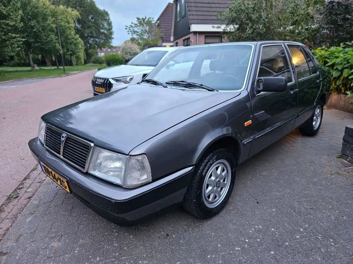 Lancia Thema 2.0 i.e. 1e serie, org. NL, NAP 138000km, TOPSTAAT Grau - 1