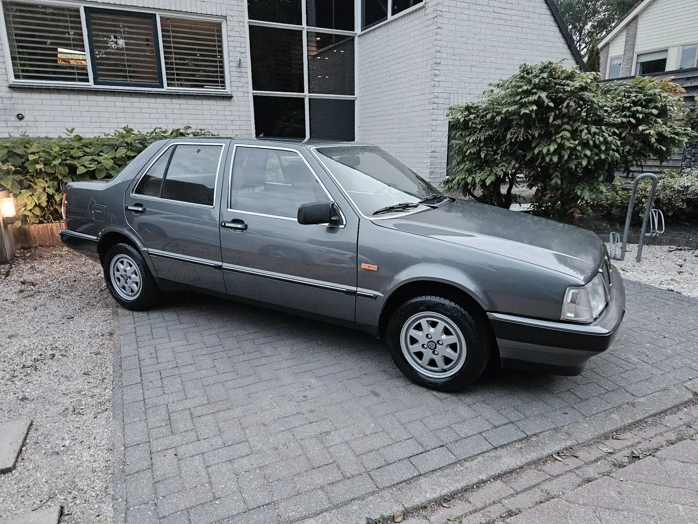 Lancia Thema 2.0 i.e. 1e serie, org. NL, NAP 136500km, TOPSTAAT Grijs - 2