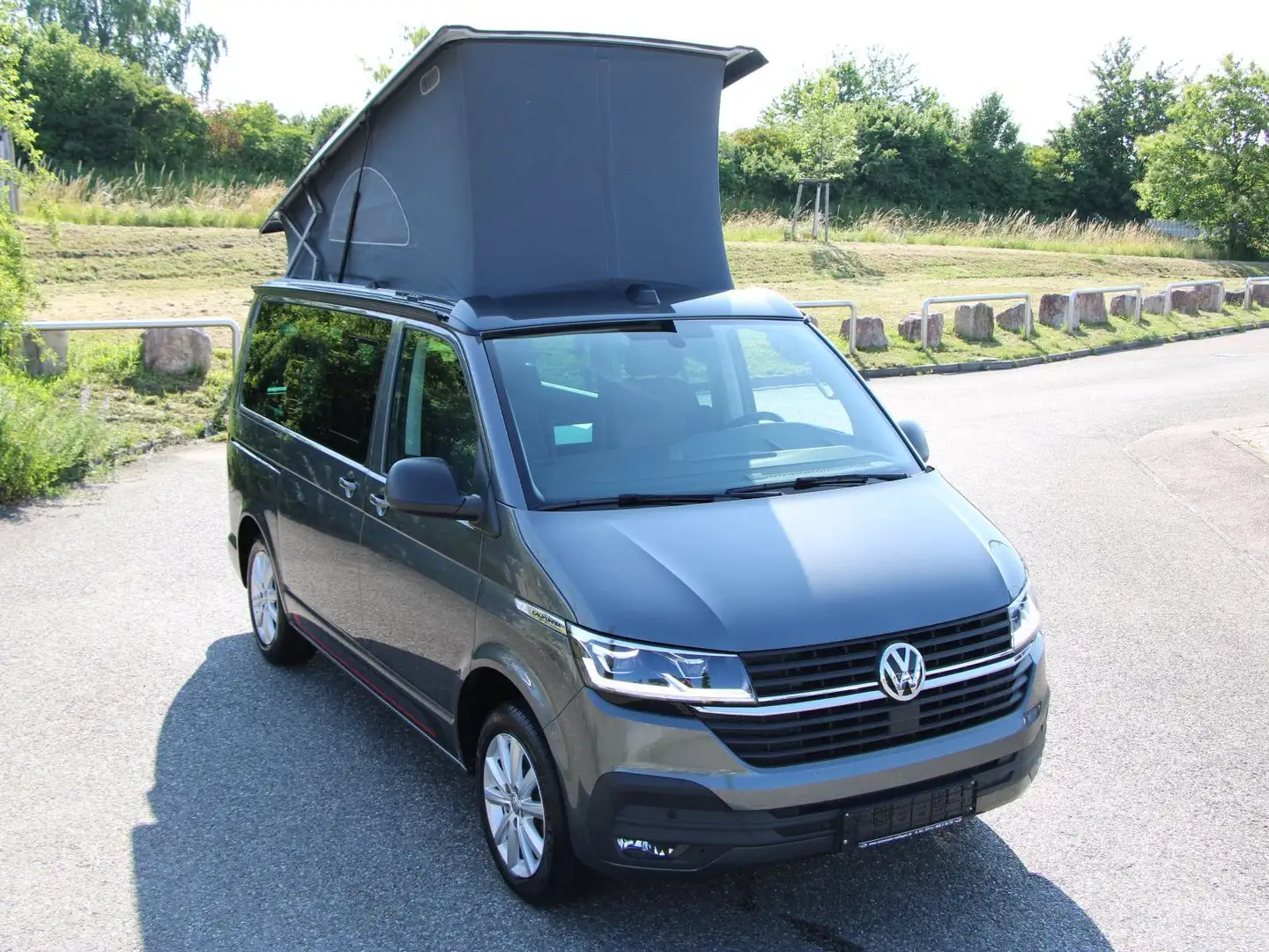 Volkswagen T6.1 California TDI California Beach Tour DSG 150 PS ACC LED AHK Grijs - 2