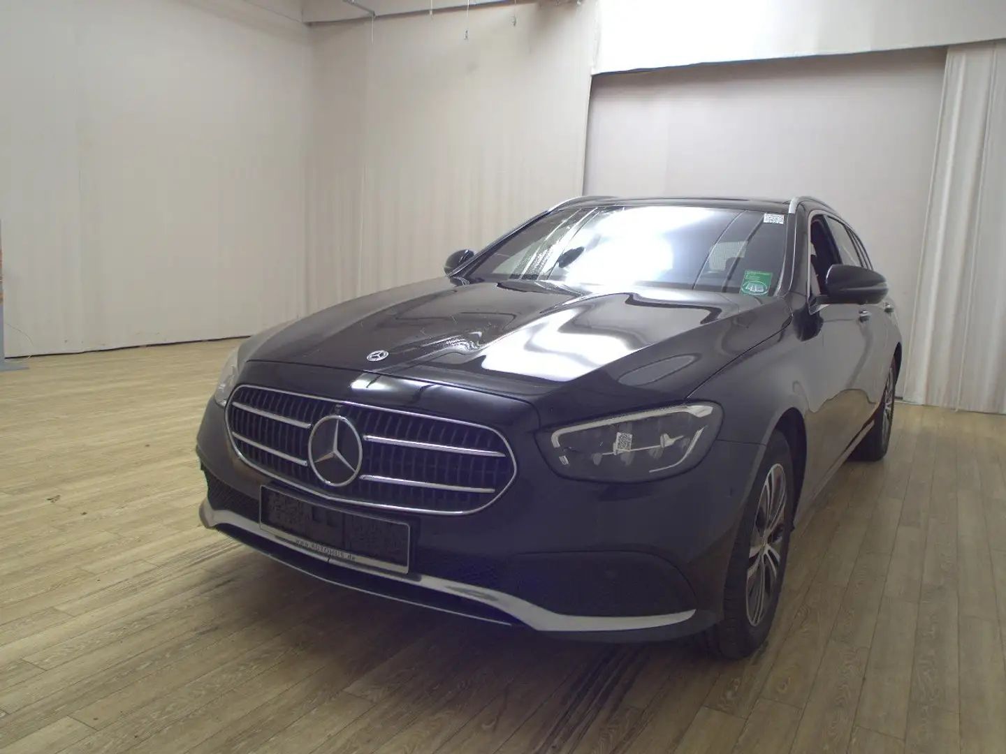 Mercedes-Benz E 220 T d 4M Avantgarde Navi LED Pano AHK 360° Negro - 2