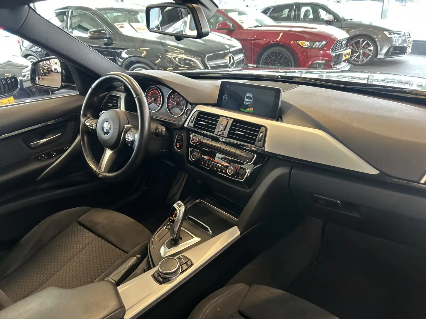 BMW 318 3-serie 318i M Sport Automaat | Zeer nette staat | Zwart - 2