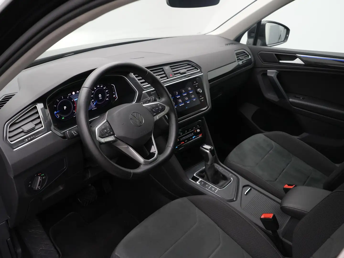 Volkswagen Tiguan 1.5 TSI 150 pk DSG Elegance | Panoramadak | IQ Lig Zwart - 2